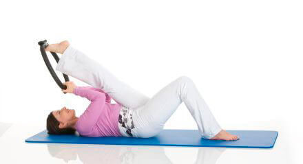pilates-circle-premium_frau_liegend_tiny_web