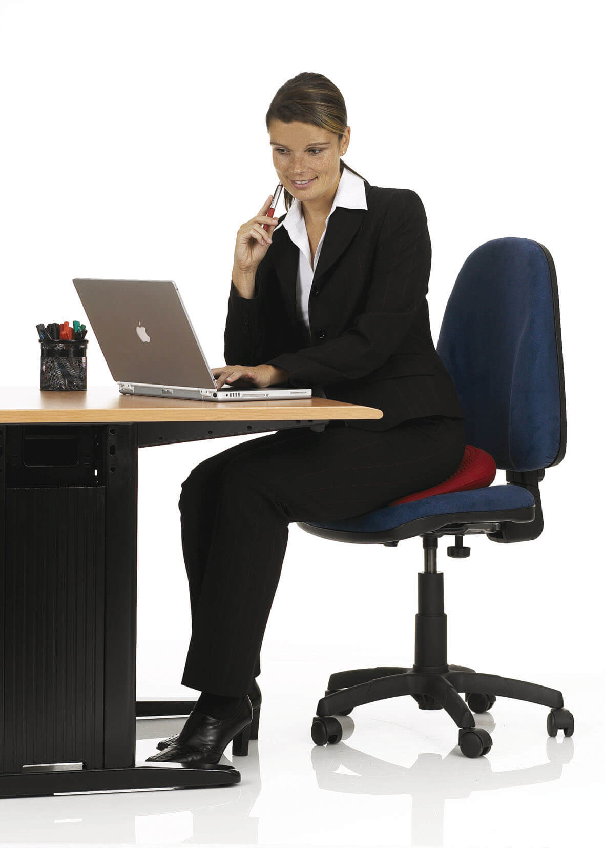 dynair-keil-ballkissen-premium_frau_sitzend_am_tisch_2_tiny_web